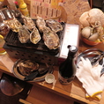 石川県輪島市の新鮮な牡蠣を、贅沢に浜焼きで！コンロでじっくり焼かれる様子と、徐々に香る美味しい匂いが食欲を刺激。お酒を飲みながら待つ時間も、実は至福のひと時です。
