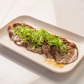 渋谷の人気居酒屋メニューが海の家で楽しめます！ジューシーなもつ焼きやネギ塩牛タン、特製の自家製だれを使ったユーリンチなど、多彩な料理が揃い、海の風を感じながら贅沢なひとときをお過ごしください。