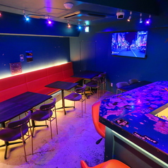 【2Fのテーブル席は壁面ソファータイプとなっております】