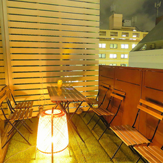 雰囲気抜群のテラスと店内♪夜風を感じられます！