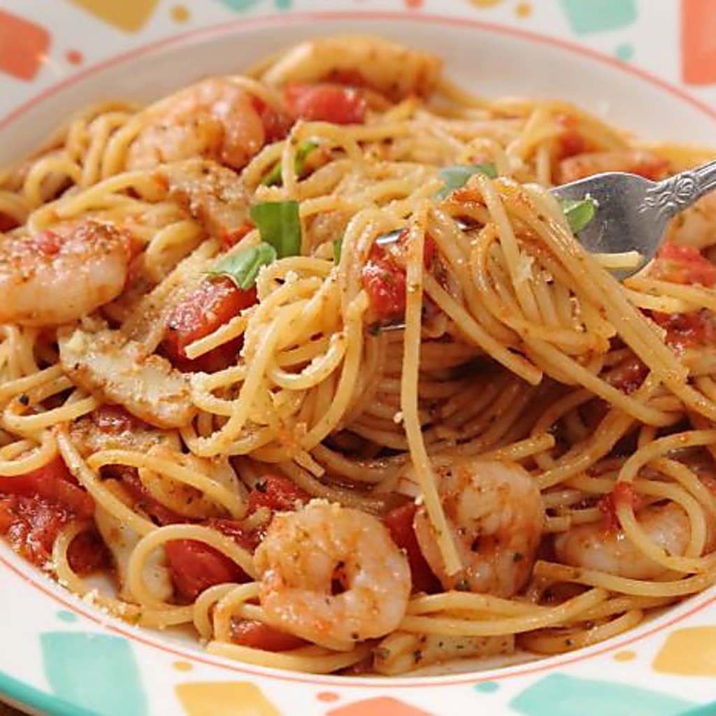 手づかみシーフードを食べたあとは、エキスたっぷりのソースでパスタをどうぞ！