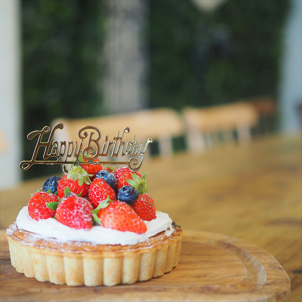 サプライズケーキで大切な一日の、記憶に残る誕生日＆記念日をお過ごし下さい！当店にお任せ下さい！