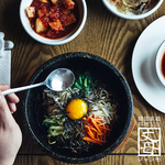 熱した石にご飯と新鮮なナムルがジュージューと焼けて、五感を刺激する当店不動のNo1メニュー！