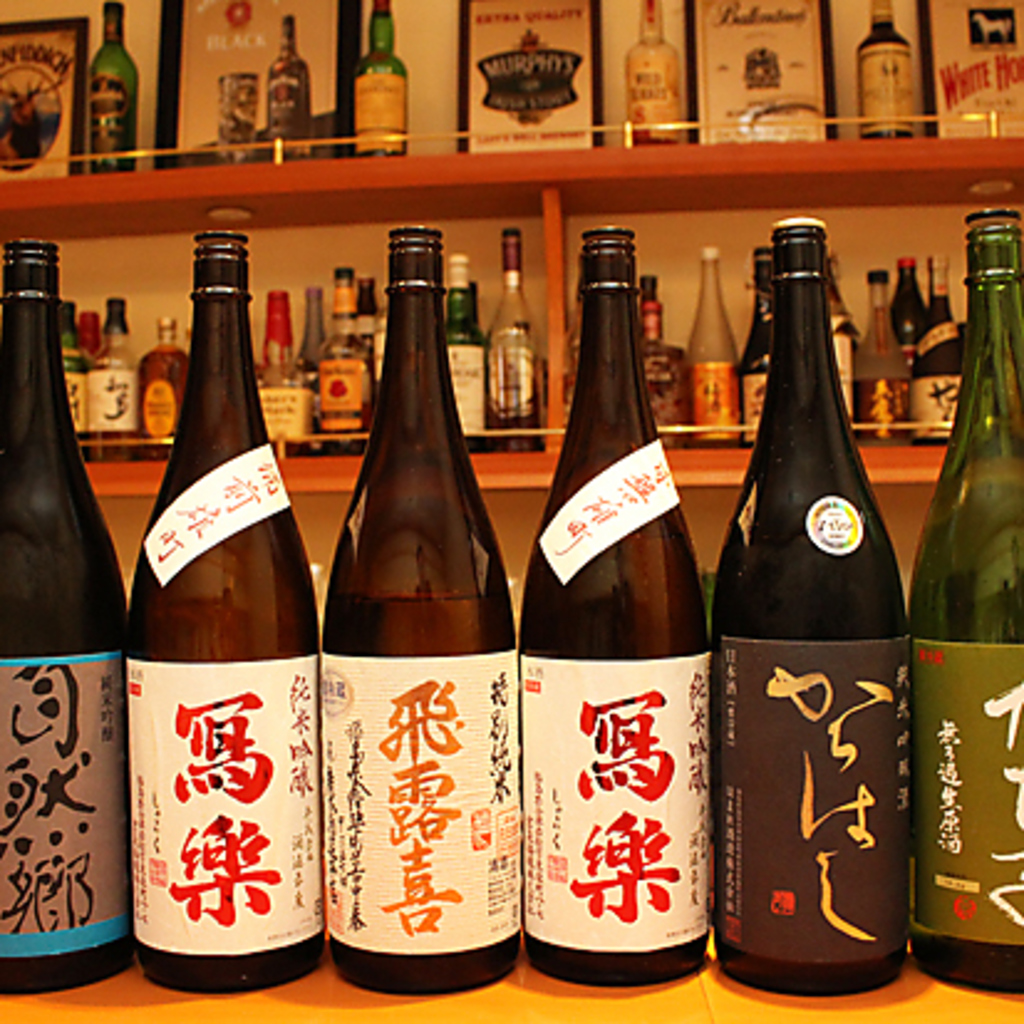 当店では、福島のおすすめの地酒を含め、日本酒好きの店主が厳選した約30種類もの銘柄をご用意。