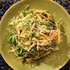 クミンの香りが食欲をそそる蒸し鶏とりんごのサラダ◎