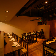 店内の雰囲気を最も感じられるカウンターは、居酒屋の賑わいとレストランの落ち着きをほどよく融合した空間。目の前で仕上がる料理と、香りや音まで楽しめるのはカウンターならでは。会話を楽しみながらも、料理にしっかり向き合える席として、デートや一人飲みにもおすすめです。