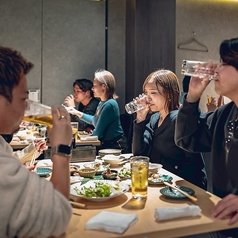 最大8名様までご利用いただける個室席をご用意。周囲を気にせず、落ち着いた雰囲気の中でお食事や会話をお楽しみいただけます。