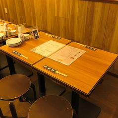 【友人との楽しい時間を過ごせるテーブル席】居心地の良さ重視!テーブル席は、友人や同僚との楽しい時間を過ごすのにぴったりです!居心地の良さを重視した空間で、カジュアルに楽しめます!