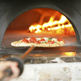【Recipe3】本場ナポリの窯職人が造った窯を使い、約450度で一気に焼き上げる。薪によって程よい香りが付く。