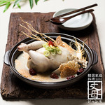 鶏一羽に高麗人参、餅米、ナツメ、栗などと一緒に長時間煮込んだ韓国では代表的な宮廷料理です。
