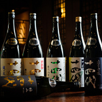 日本酒にこだわり人気銘柄や個性派を20種類以上ご用意しております！お好みの一杯をみつけてみては？