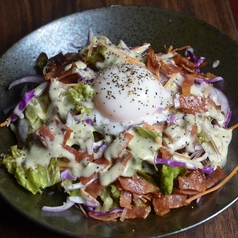 ベーコンと温玉のバジルシーザー