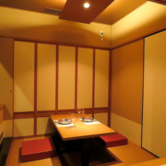当店は全席個室となっております。周りを気にすることなく、プライベート空間でお食事をお楽しみいただけます◎少人数から大人数まで、各人数・シーンに合わせて使いやすい！各種宴会やお祝い事など様々なシーンでご利用ください♪
