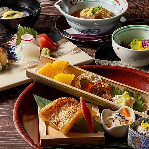 季節感を大切にした料理でおもてなし。大切なお集りに最適な個室もございます。