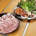 鉄板を備えた広々テーブル12卓（54席）