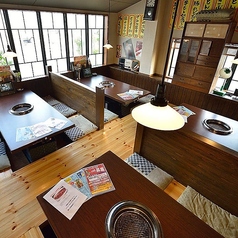 【掘りごたつ個室/最大20名様】ご家族・親族でのお食事に♪ レトロな趣に会話も弾む。柱時計や箪笥など、レトロな調度品に囲まれた個室は、古き良き時代へタイムスリップしたような懐かしさあふれる空間です。珍しい小物の数々にお子様も興味津々、大人世代には心安らぐひとときを提供。最大20名様まで対応可能。