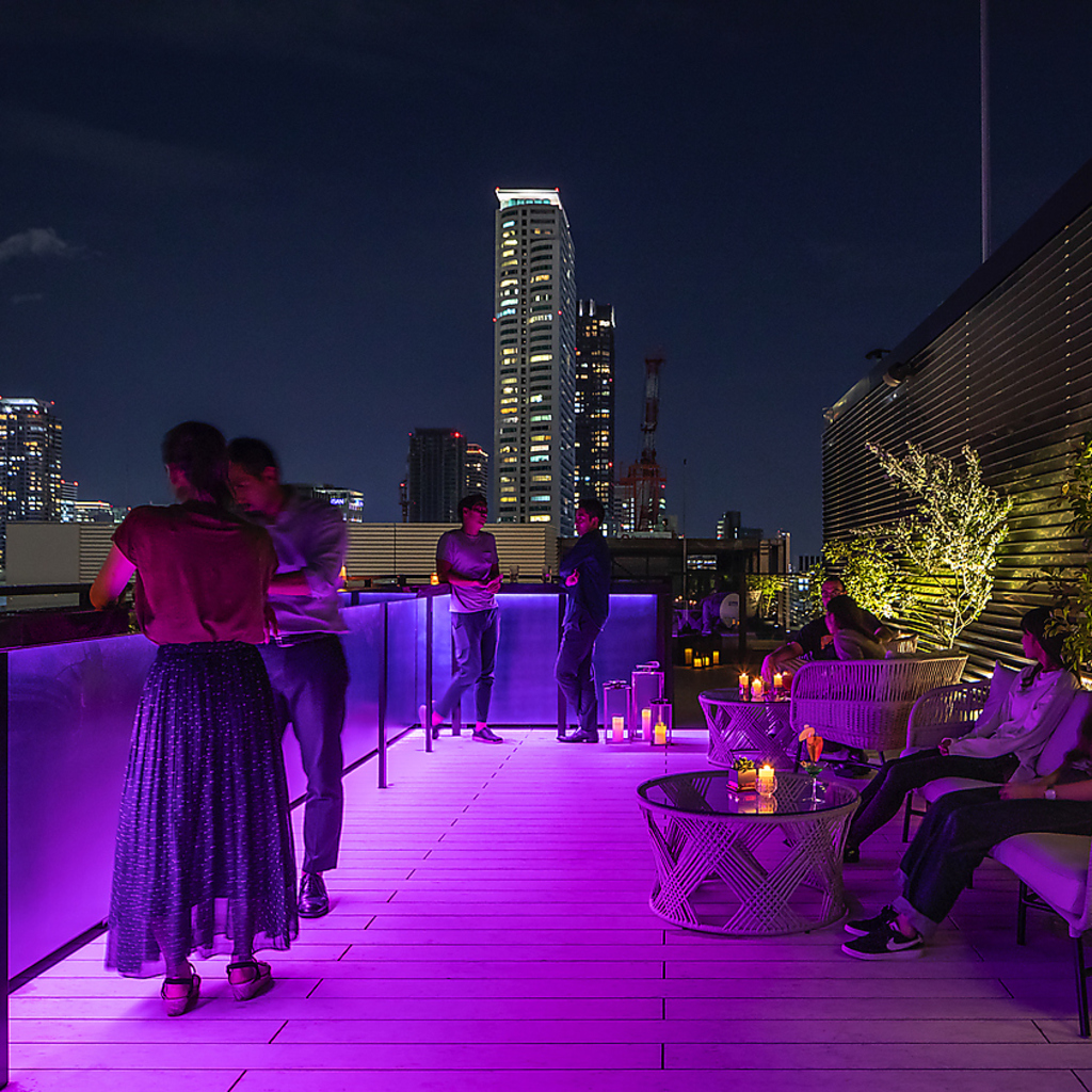 メインバーではオリジナルカクテルも◎ルーフトップテラスでは大阪中心部の夜景をお楽しみください♪