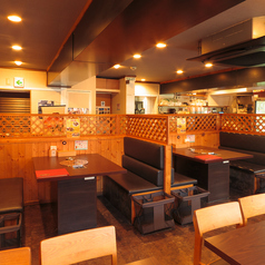 暖かい落ち着いた雰囲気の店内は本場韓国の居酒屋さんをイメージ。テーブルはＢＯＸタイプとオープンな席をご用意しておりプライベートでのご利用・席をつなげての宴会のご利用も可能！（最大16名）デート・女子会や各種宴会にぜひご利用下さい！コースも3000円代～ご用意しております！