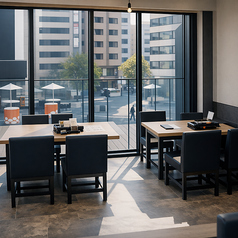 大きな窓から光が差し込む店内は、外の景色と一体感を楽しめる心地よい雰囲気。落ち着いたテーブル配置で、周囲を気にせず食事ができます。開放感がありつつも程よい距離感で、食事会やゆったり過ごしたい夜にも適した空間です。