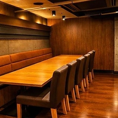 《完全個室席》6名様から14名様までご利用可能な完全個室のご用意もございます。絶対に外せない大事なシーンにご利用ください。2時間飲み放題付きコースは4000円からご用意しております。個室に関してにご質問はお電話で承っております。広島での飲み会・デート・歓送迎会・女子会・同窓会・宴会におすすめです。