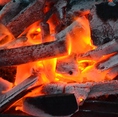 炭火にこだわる・・・【土佐備長炭】～土佐備長炭は火力・火持ちが他とは違います。高温で焼くことにより旨味・水分を閉じ込め、ふっくらジューシーに焼き上げることができます。炭職人が丹精込めて作った炭の芸術品です。