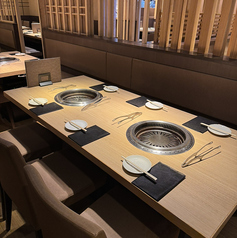 12名様から最大22名様まで利用できる中宴会向きのお席は、広々としたレイアウトで快適に過ごせます。スタイリッシュな内装と充実した設備が整い、歓送迎会や懇親会にも最適◎