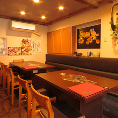 暖かい落ち着いた雰囲気の店内は本場韓国の居酒屋さんをイメージ。テーブルはＢＯＸタイプとオープンな席をご用意しておりプライベートでのご利用・席をつなげての宴会のご利用も可能！（最大16名）デート・女子会や各種宴会にぜひご利用下さい！コースも3000円代～ご用意しております！