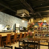 （貸切対応） 広々とした店内は、最大60名様までの着席宴会に対応可能です。立食スタイルなら最大80名様まで収容できるので、会社の大規模な忘年会や各種イベントにもぴったり◎周りを気にせず楽しめる貸切利用も承っております。幹事様も安心の収容力で、皆様の特別な集まりをしっかりとサポートいたします。