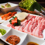 厚切り豚肉を香ばしく焼いて野菜で包んで味わうサムギョプサル。食べ応えもしっかりあり満足感抜群！