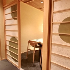 【デートや贅沢したい時に】掘りごたつ個室とテーブル個室がございます。和の落ち着いた雰囲気を大切にデザインされた空間です★大人な焼肉デートならぜひ人気の個室で♪ご予約お待ちしております！