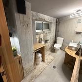 女性用のトイレ、広々と作っており車椅子でのご利用やお子様と一緒にも入れるようになってます。