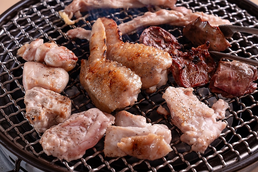 じっくり焼き上げるこだわりの鶏焼肉はジューシーで香ばしい肉質が口の中で広がり、食欲をそそる逸品
