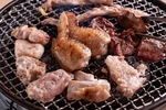 じっくり焼き上げるこだわりの鶏焼肉はジューシーで香ばしい肉質が口の中で広がり、食欲をそそる逸品