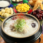 当店自慢のサムゲタン。丸鶏の中に様々な薬膳を詰め込んで柔らかく煮込んだ韓国定番料理です。
