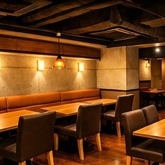 ゆったり座れるテーブル席は、少人数の飲み会から会社宴会まで幅広く対応。落ち着いた照明と木の温もりに包まれ、周りを気にせずゆっくりお食事と会話をお楽しみいただけます。