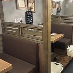 【テーブルBOX席／4名様×4】適度なプライベート空間は、女子会にぴったり♪仕切りのあるテーブルBOX席です。隣の席と目線が合わないよう設計されているので、近況報告で盛り上がる女子会にぴったりです。ソファー席で、ゆったりくつろげます。