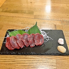 鹿児島県産の【馬刺し】九州しょうゆと生姜で味わう。の写真