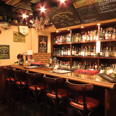 お一人様も大歓迎◎店内は、木の温もりが感じられる落ち着いた雰囲気。カウンター席とテーブル席があり、お一人様からグループでのご利用まで、さまざまなシーンでご利用いただけます。お酒は、クラフトビールやウイスキーを豊富なラインナップで取り揃えております。地下に広がる大人の隠れ家でゆったりお過ごしください。