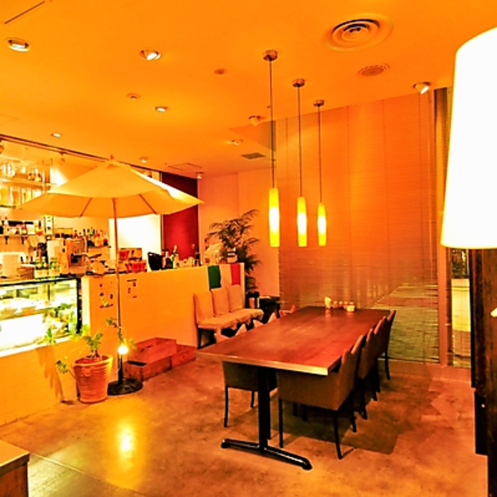 『いらっしゃいませ！』広々としたエントランス。スタイリッシュな空間をお楽しみ下さい。