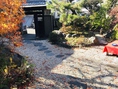 入口は日常の喧騒を忘れさせてくれる日本庭園です。