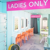 清潔な更衣室に加え、冷房完備のシャワーとロッカーを自由に利用できます。さらに、タオルの無料貸し出しもご用意しており、快適にBBQや海遊びを楽しめます。ストレスフリーな環境で、思い出に残るひとときをお過ごしください！