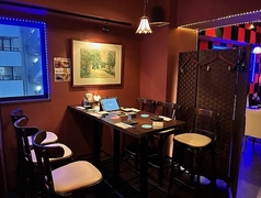 座りやすいハイカウンター席予約優先・喫煙可能