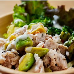 アボカドとブロッコリーハーブチキンのサラダ