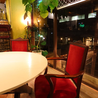 心地よいひとときを過ごせるテーブル席♪