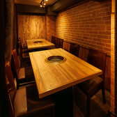 当店では全席に焼肉専用ダクトが設置されております。人気商品のホルモンなどは煙が多く出るお肉ですがダクトがついているため、常にクリーンな環境でお食事を楽しんでいただけるようになっております。