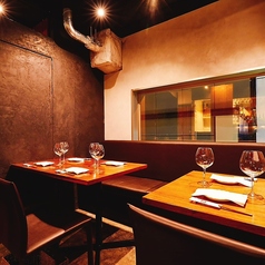 ワインセラーで区切られたテーブル席は連結して6名様までご利用いただけます。