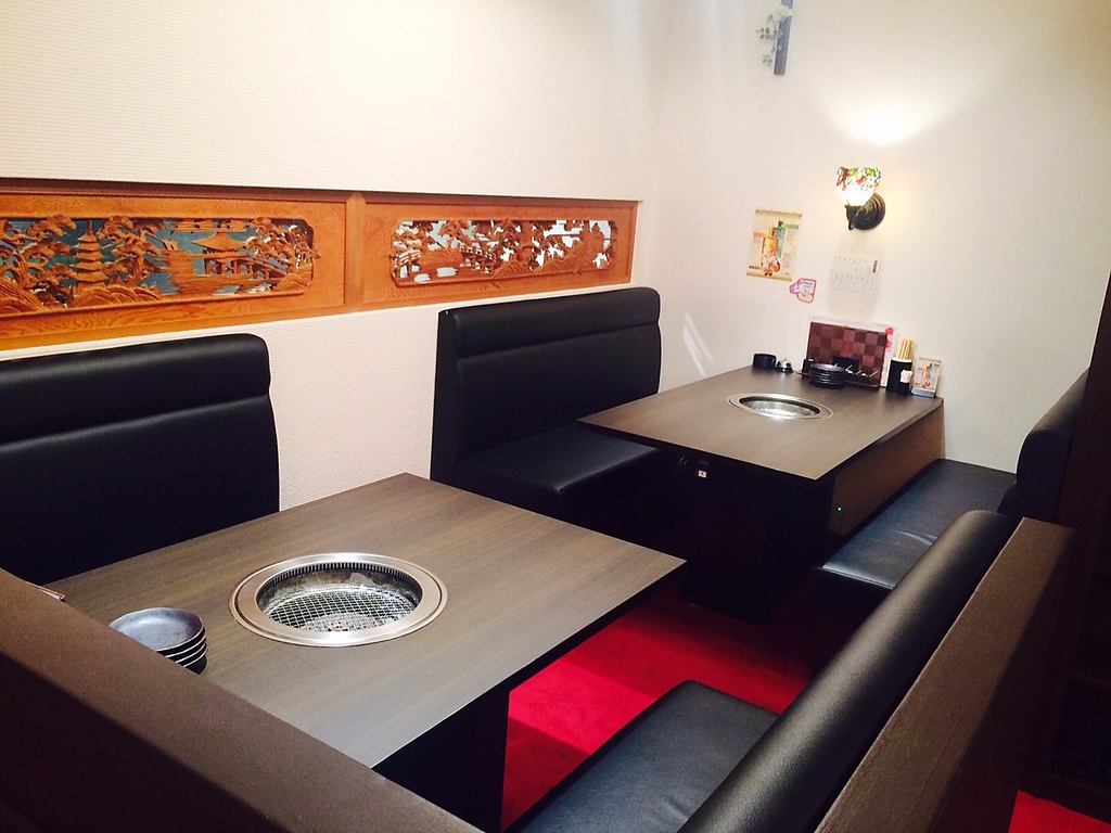 大正ロマンをコンセプトに和モダンで落ち着いた店内。