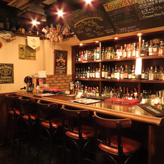 クラフトビールが並ぶおしゃれなカウンター席。なかなか飲めないレアビールも多数！厳選した日本や世界各地のビールを常時8種類提供。行くたびに新たなビールが楽しめる。また、お一人様でも気軽にお立ち寄りいただけるよう席料は無料です。はじめての方も大歓迎◎ 美味しい料理とビールで楽しい時間をお過ごしください！