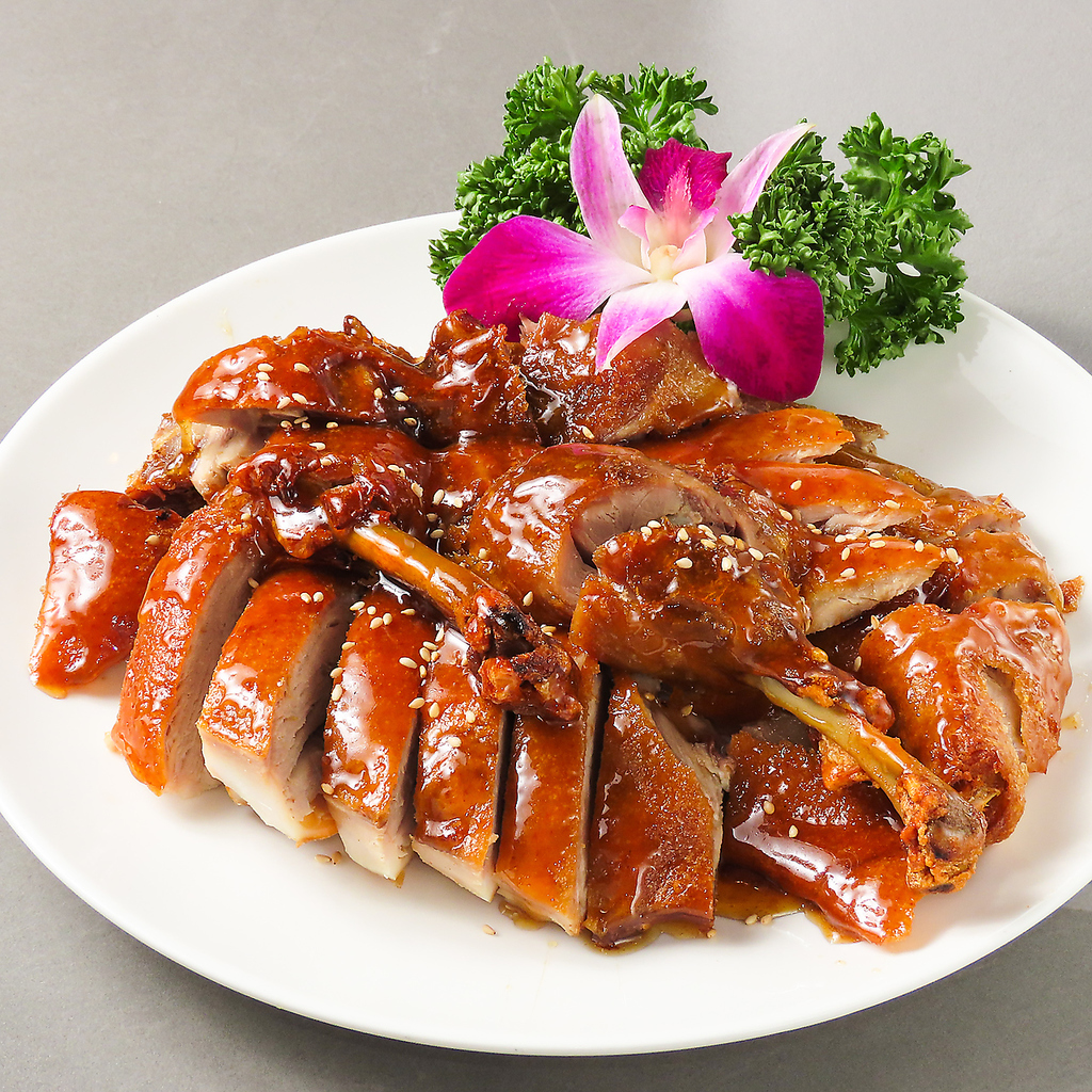 楽山特製鶏肉は、一羽まるごと楽しめる一品！秘伝の味付けが食欲をそそります♪ぜひご賞味ください。