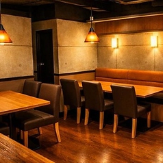 人数に応じてレイアウト変更が可能なテーブル席。会社宴会や打ち上げ、歓送迎会など団体利用にも最適で、落ち着いた空間でゆったりお食事をお楽しみいただけます。